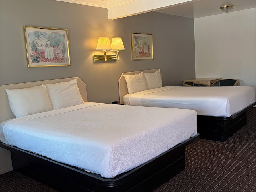 Room, 2 Queen Beds, Non Smoking
