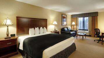 Kamar Klasik | Meja kerja, tirai kedap cahaya, dan setrika/meja setrika