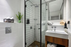 Deluxe Double Room | Bathroom shower