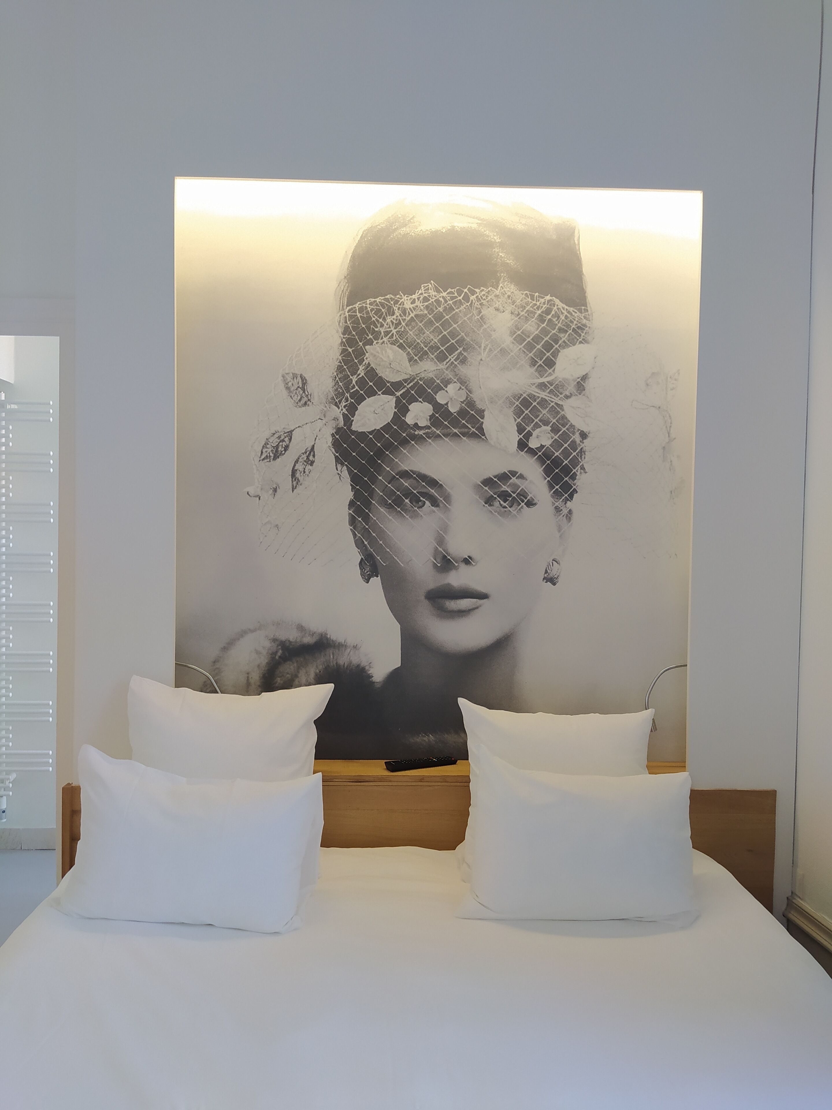 أغطية فراش متميزة وخزنة داخل الغرفة وبديكورات فريدة لكل غرفة