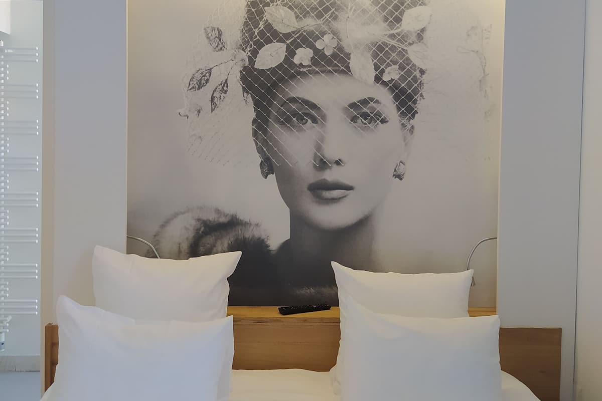 Hochwertige Bettwaren, Zimmersafe, individuell dekoriert