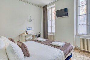 Habitació superior | Roba de llit d'alta qualitat i caixa forta a l'habitació 