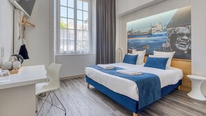 A modern hotel room with a large bed, a desk, a chair, and a large window. - Hotel François 1er Cœur de Ville (La Rochelle)