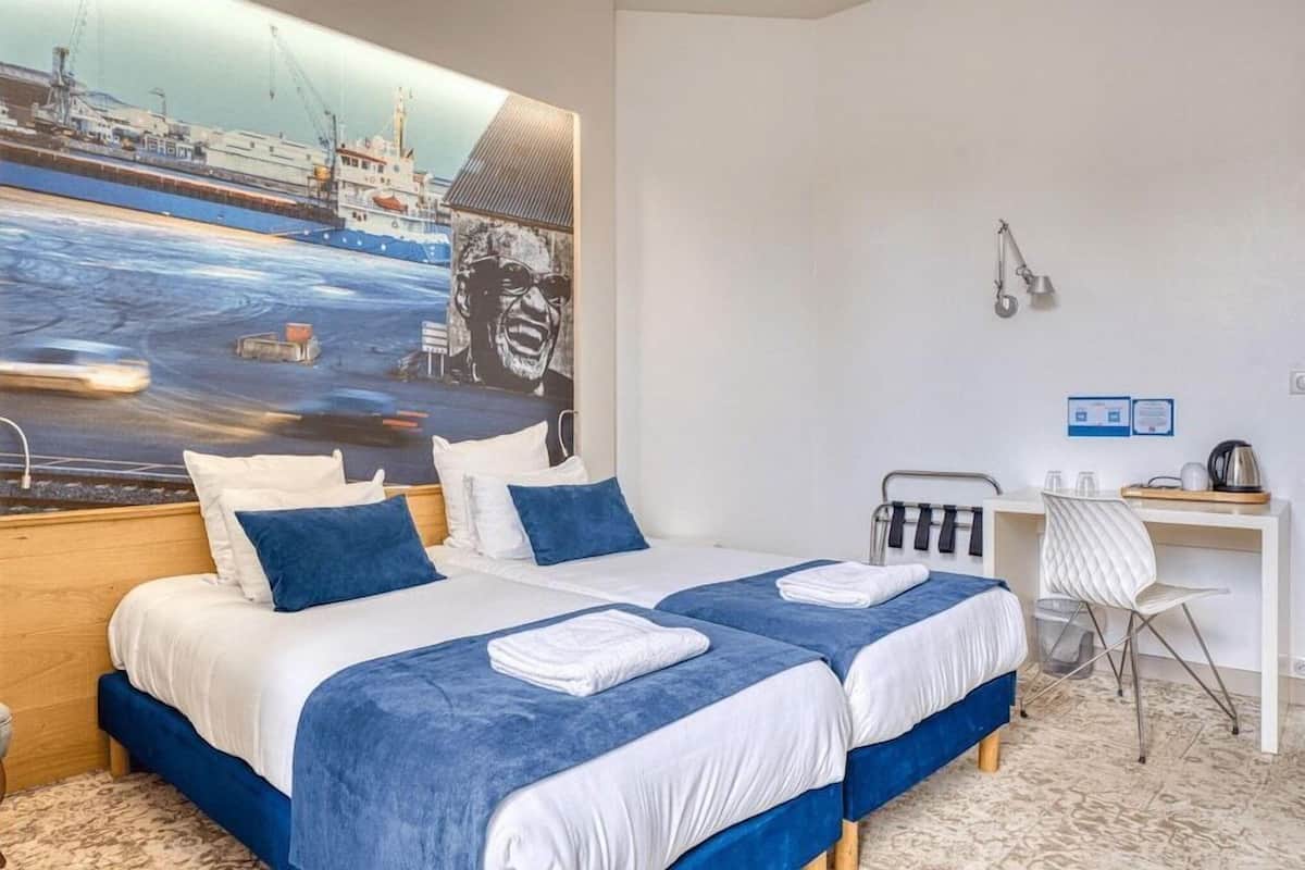 Premium bedding, in-room safe, desk, laptop workspace