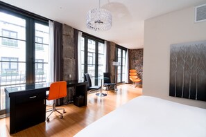 Habitación (Large) | Ropa de cama de alta calidad, edredones de plumas, minibar y caja fuerte