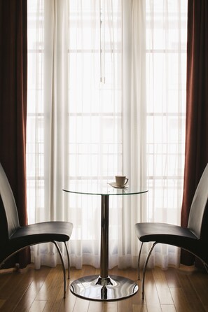 Zimmer (Large) | Wohnbereich | 42-Zoll-LCD-Fernseher mit Kabelempfang, Fernseher