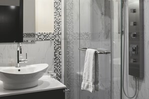 Shower, hydromassage showerhead, designer toiletries, hair dryer - Le Petit Hotel Vieux-Montreal - Saint-Paul (Montreal)