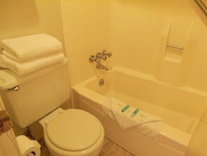 Combined shower/tub, free toiletries, hair dryer, towels - Narrow Gauge Railroad Inn (Antonito)
