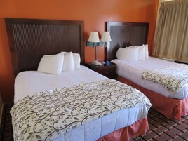 Escritorio, wifi gratis y ropa de cama