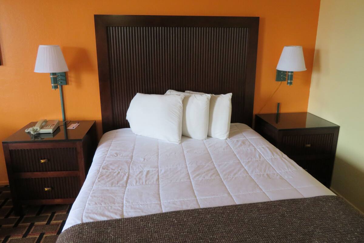 One Queen Bed, Non-Smoking | Desk, WiFi (free), bed sheets