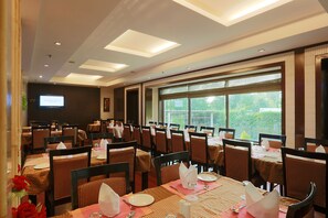 Phục vụ bữa sáng, bữa trưa, bữa tối và bữa sáng muộn