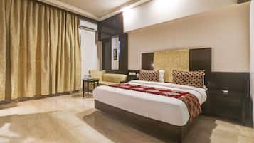 Hypo-allergenic bedding, minibar, in-room safe, desk