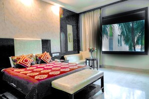 Kamar Double Mewah, 1 Tempat Tidur King | Seprai antialergi, minibar, brankas, dan meja kerja