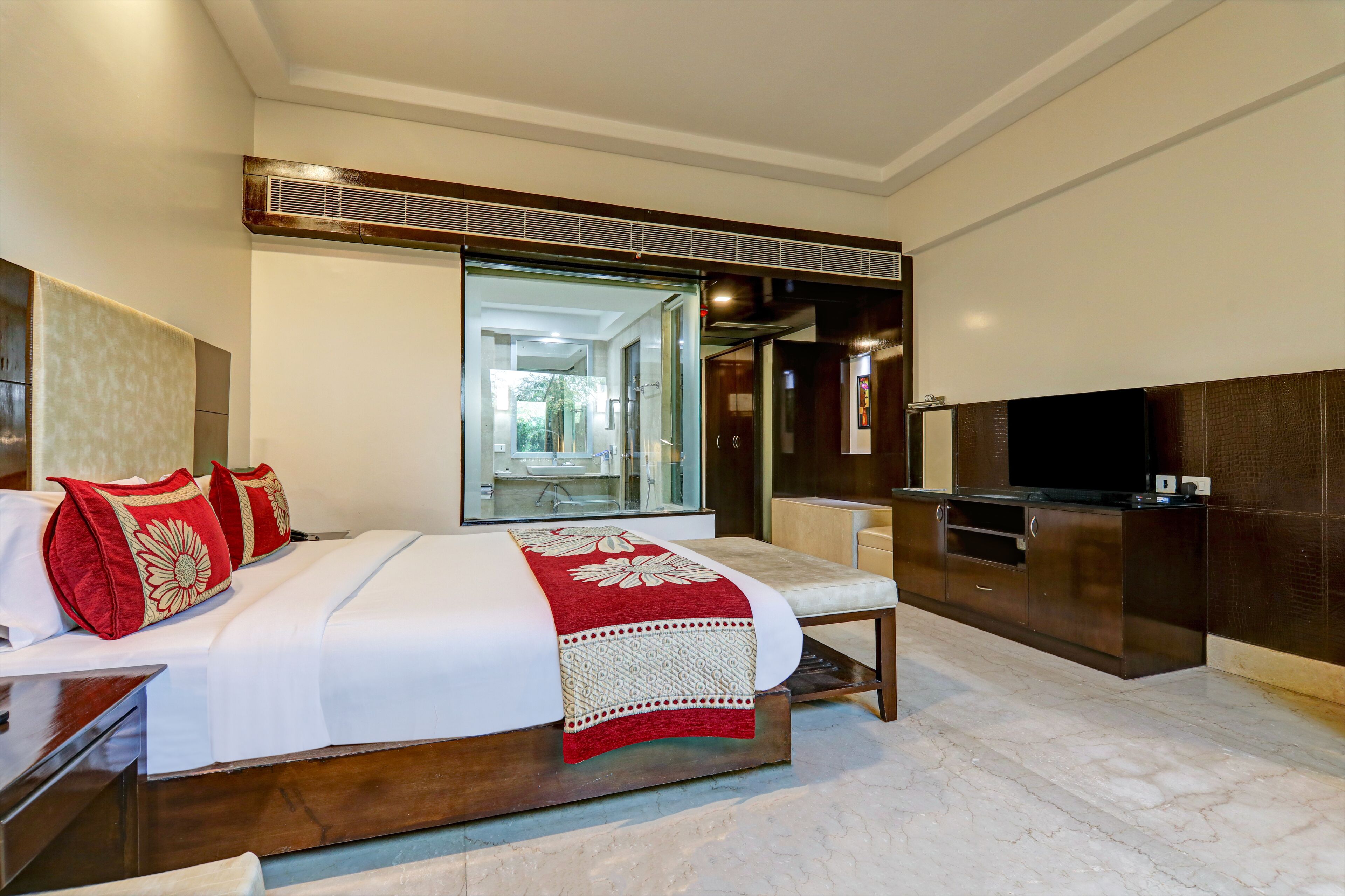 Kahden hengen luksushuone, 1 suuri parisänky | Allergiatestatut vuodevaatteet, minibaari, tallelokero huoneessa