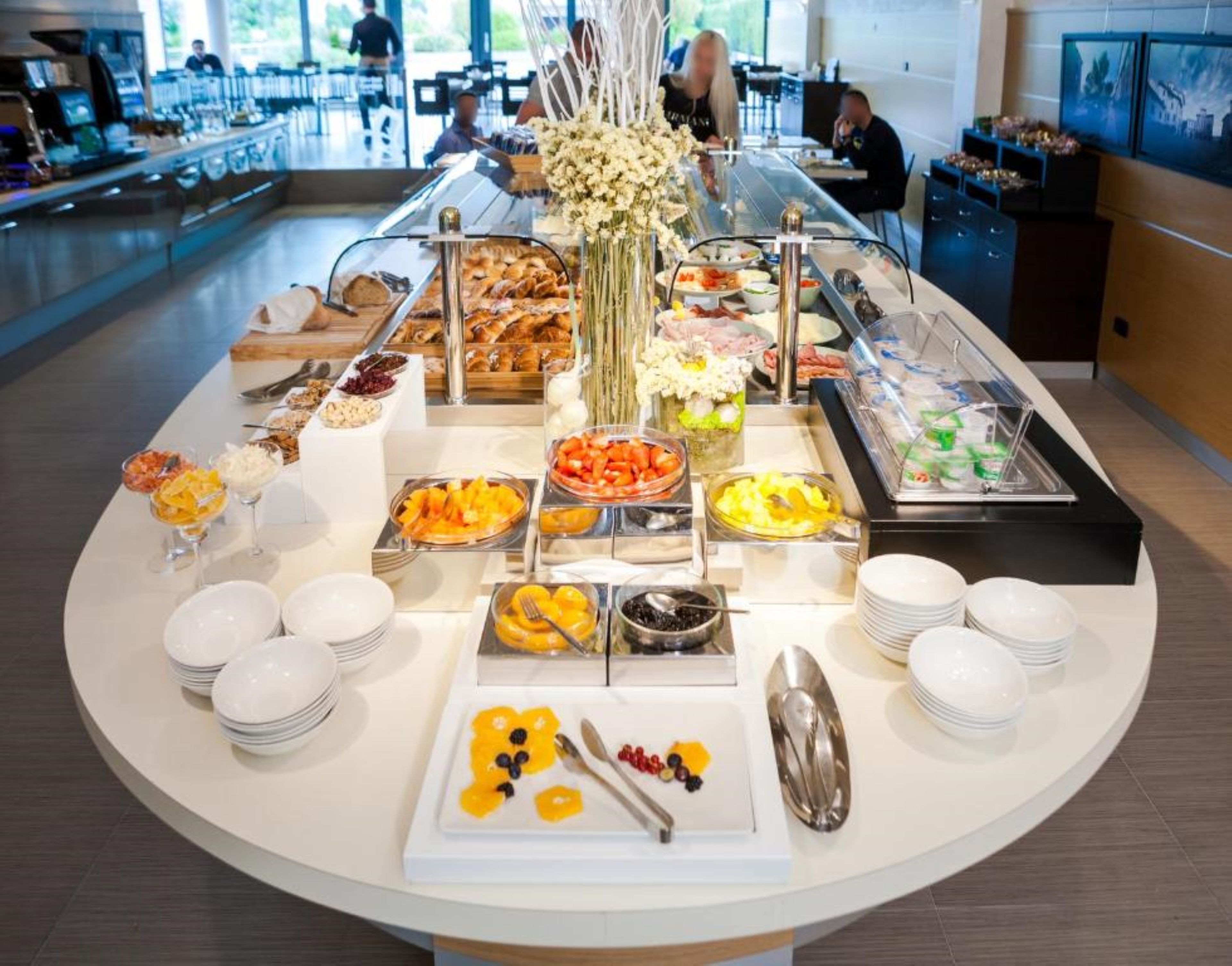 Ein reichhaltiges Buffet mit verschiedenen Speisen und Besteck.
