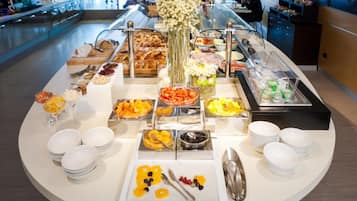 Ein reichhaltiges Buffet mit verschiedenen Speisen und Besteck.