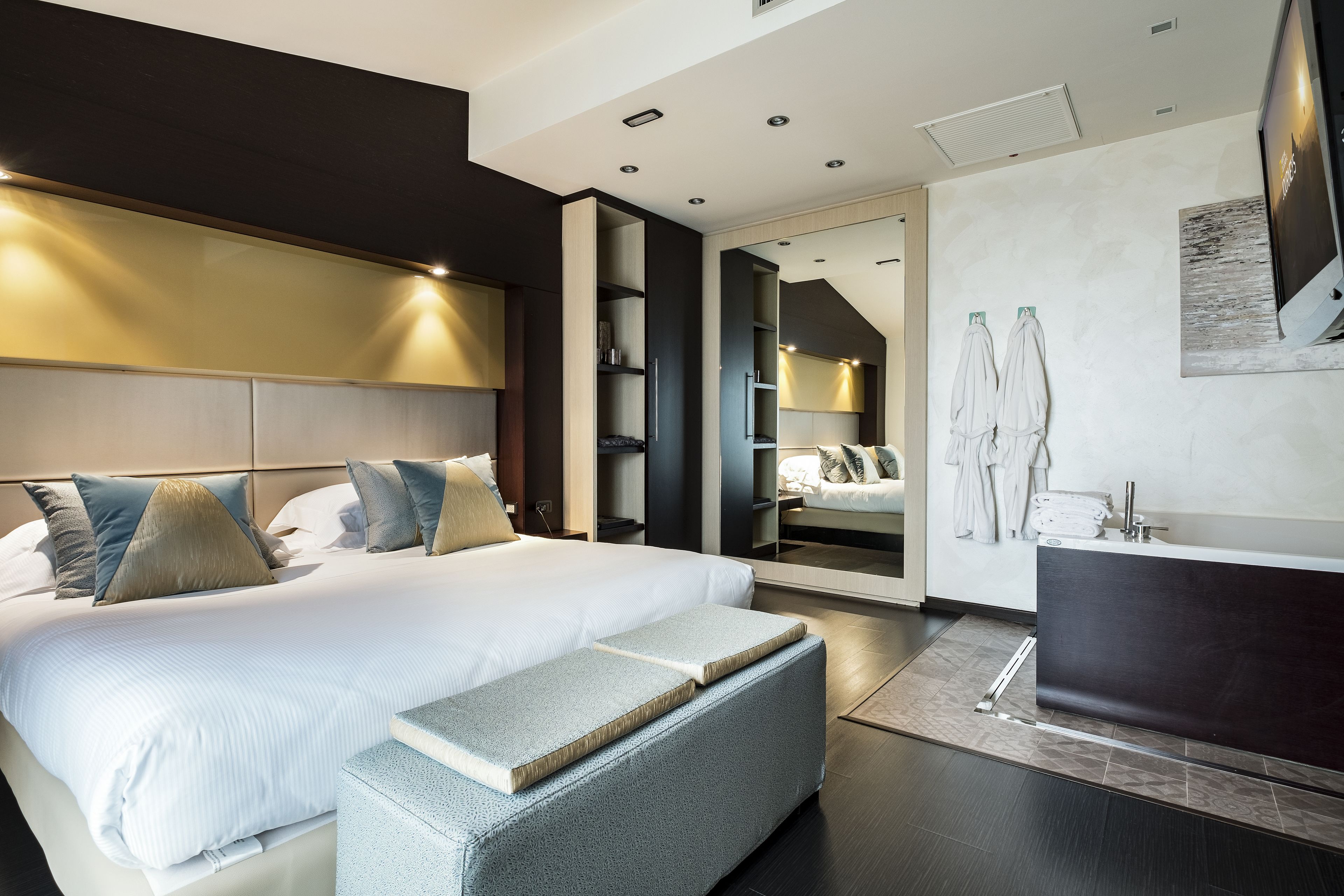 suite prestige | 1 bedroom, in-room safe, desk, laptop workspace