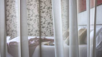 Una camera da letto con un letto, cuscini e una coperta.