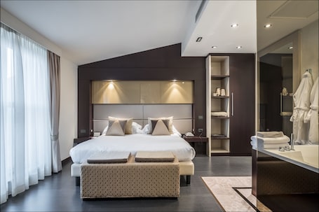 Suite Prestige | In-room safe, desk, laptop workspace, blackout drapes. Winter Garden Hotel - Bergamo Airport