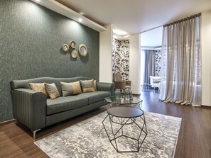 Suite Junior | Living area | 43-inch LCD TV with satellite channels, TV, pay movies