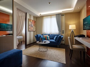 In-room safe, desk, laptop workspace, blackout curtains - Winter Garden Hotel - Bergamo Airport (Grassobbio)