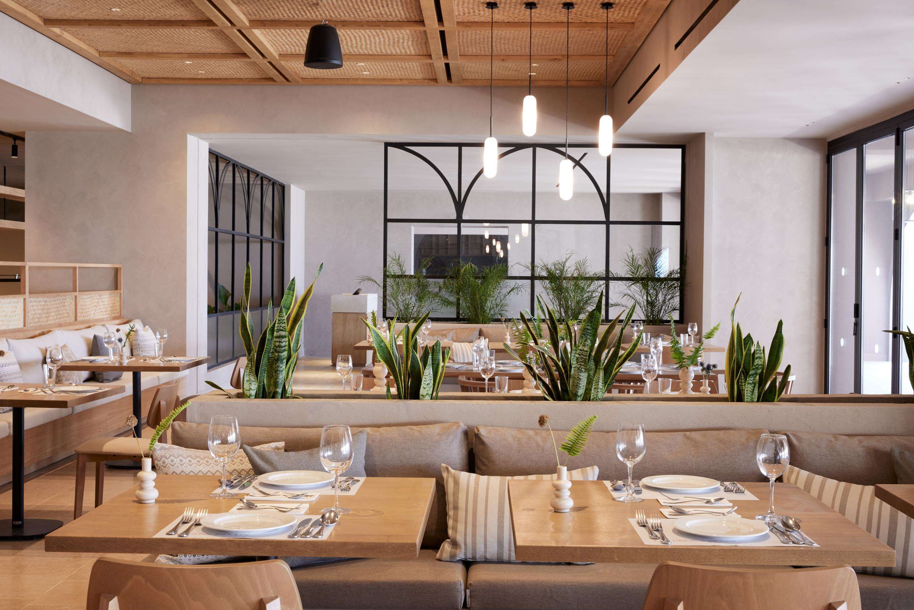 4 restaurants servant le déjeuner et le dîner