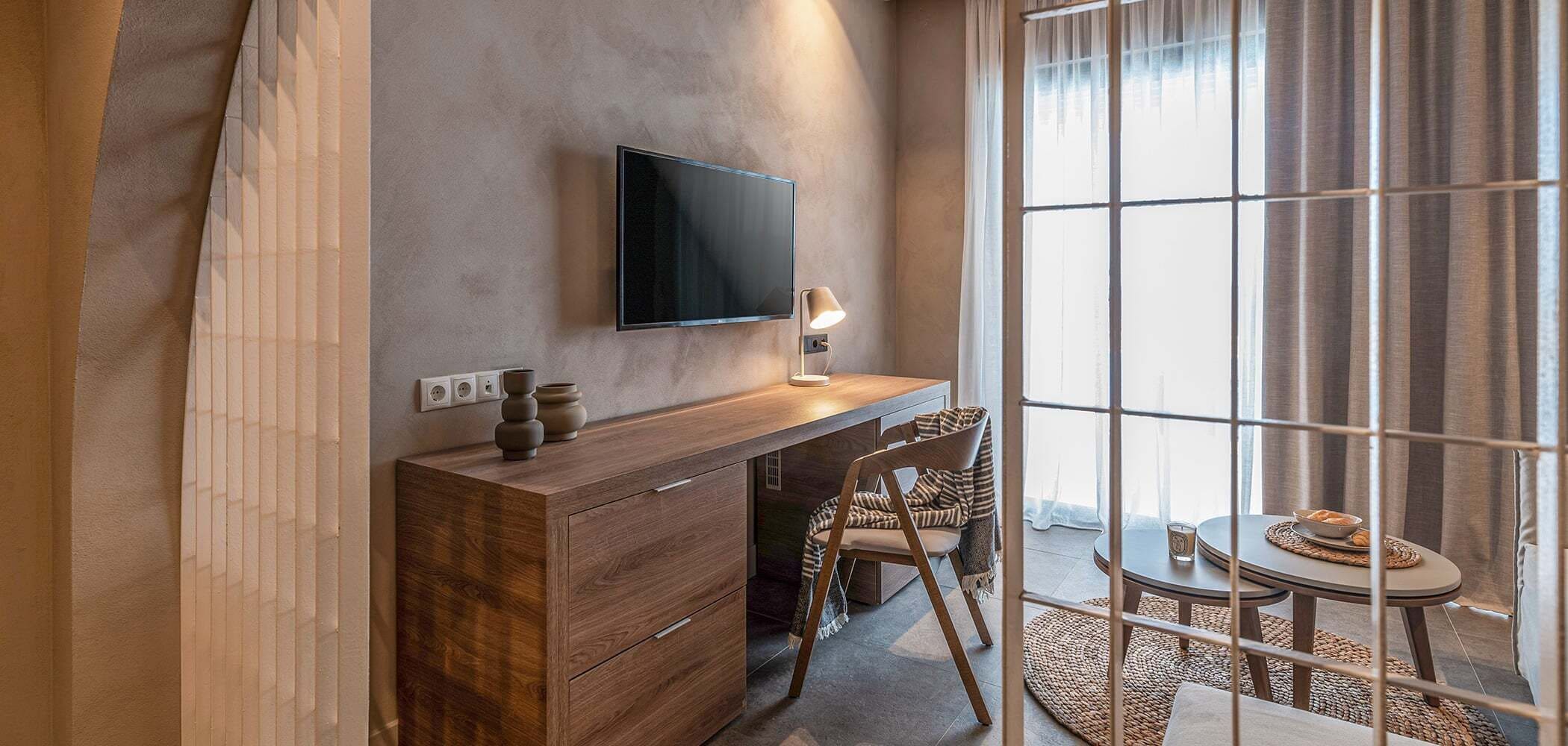 Open Plan Suite with Sea View & Sharing Pool | Literie de qualité supérieure, coffres-forts dans les chambres, bureau