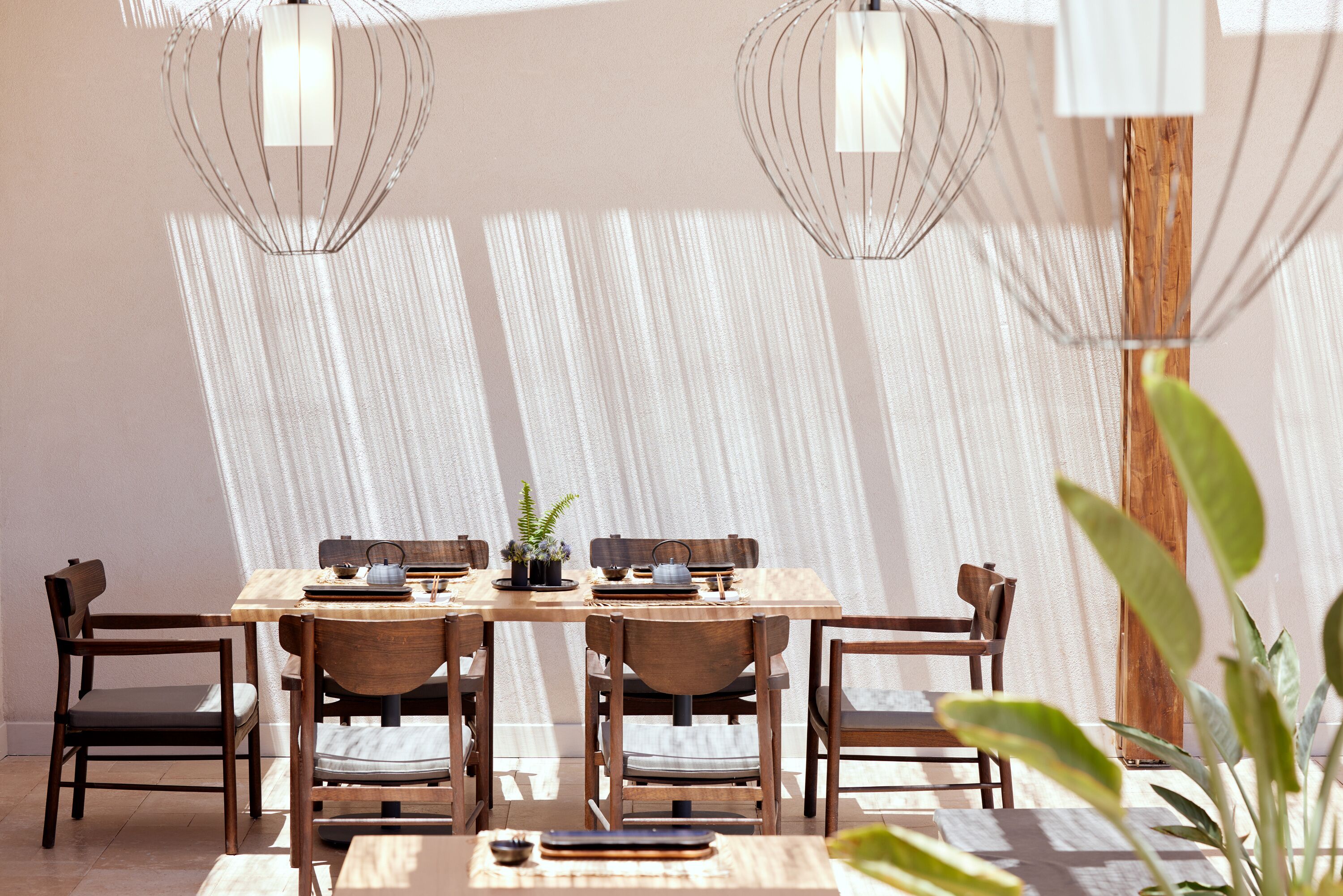 4 restaurants; lunch and dinner served 
