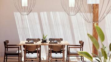4 restaurants; lunch and dinner served