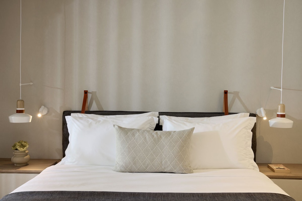 Deluxe Room | Ropa de cama de alta calidad y caja de seguridad en la habitación
