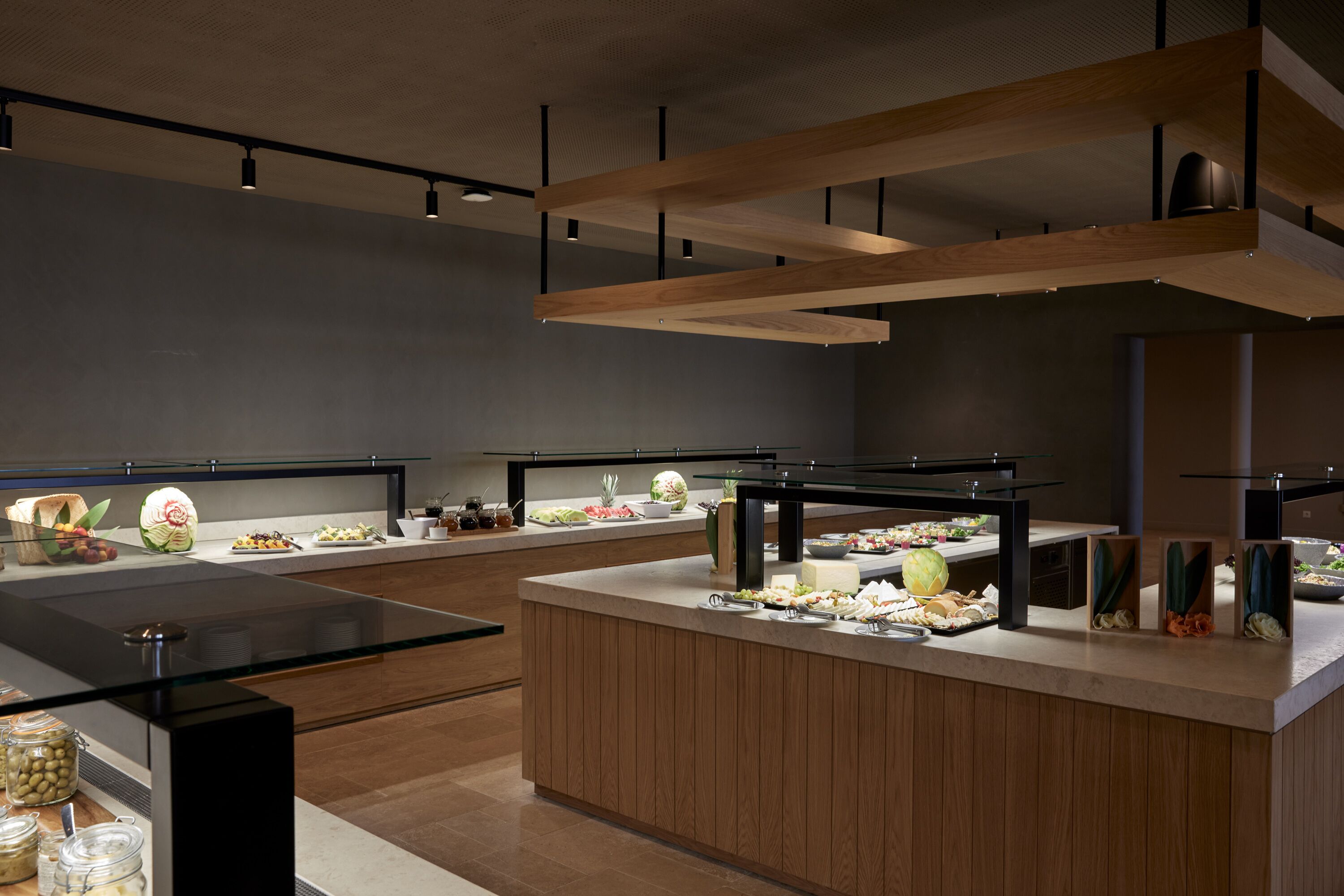 4 restaurants; lunch and dinner served 
