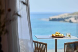 Superior Deluxe with Sharing Pool & Sea View | Roupas de cama premium, cofres nos quartos, escrivaninha