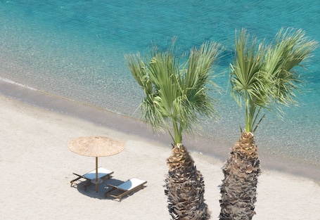 Privatstrand, Liegestühle, Sonnenschirme, Strandbar. Ella Elissa – Adults Only