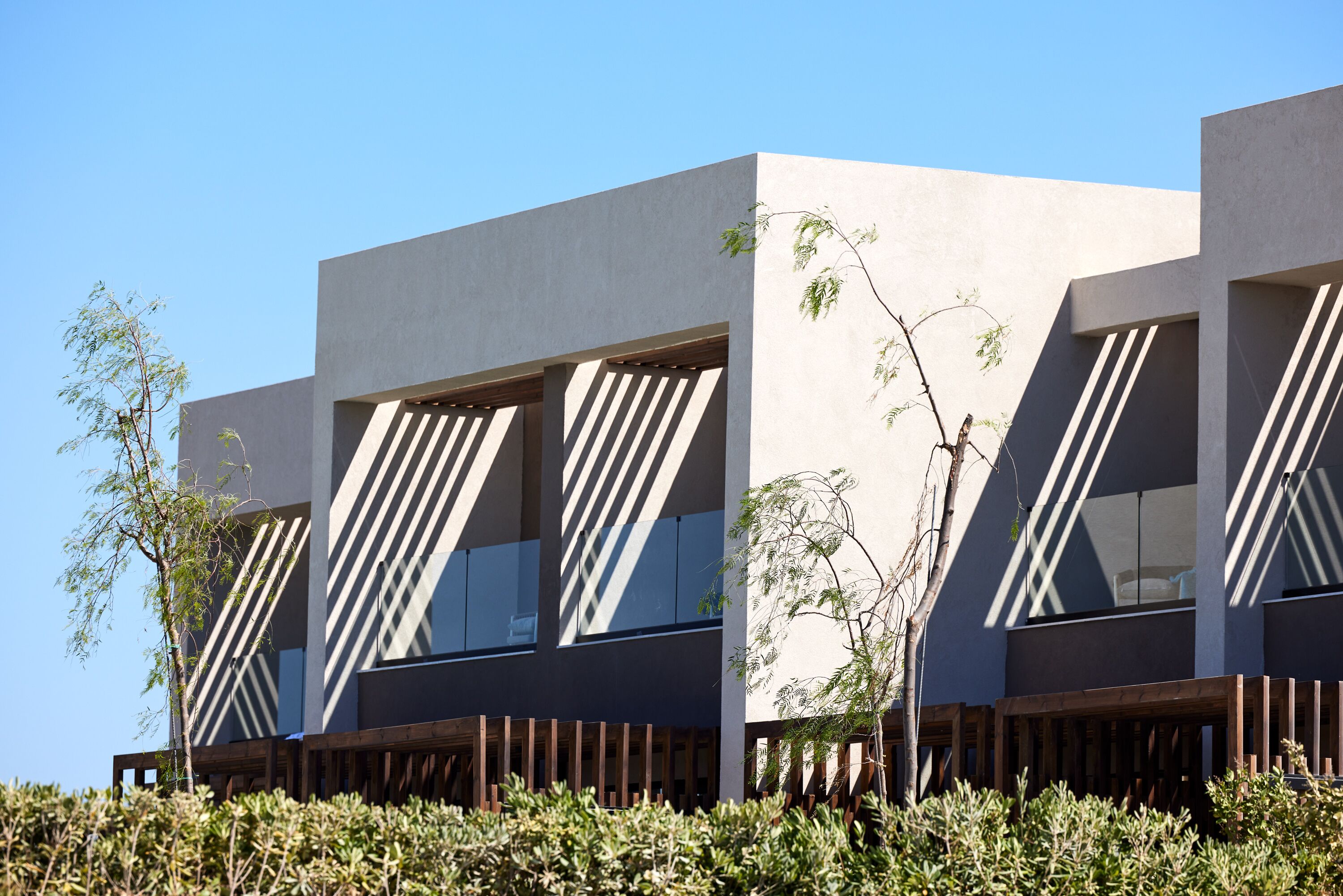 Ein modernes Gebäude mit großen Fenstern und minimalistischem Design.