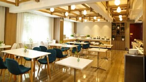 A modern dining area with wooden beams, white tables, and teal chairs. - Jinjiang Metropolo Hotel (Hangzhou Huanglong Sports Center Wensan Road Subway Station Branch) (Hangzhou)
