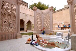 淋浴设施、免费洗浴用品、吹风机、浴袍