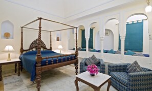 Premium bedding, in-room safe, desk, soundproofing - Hotel Castle Mandawa (Jhunjhunu)