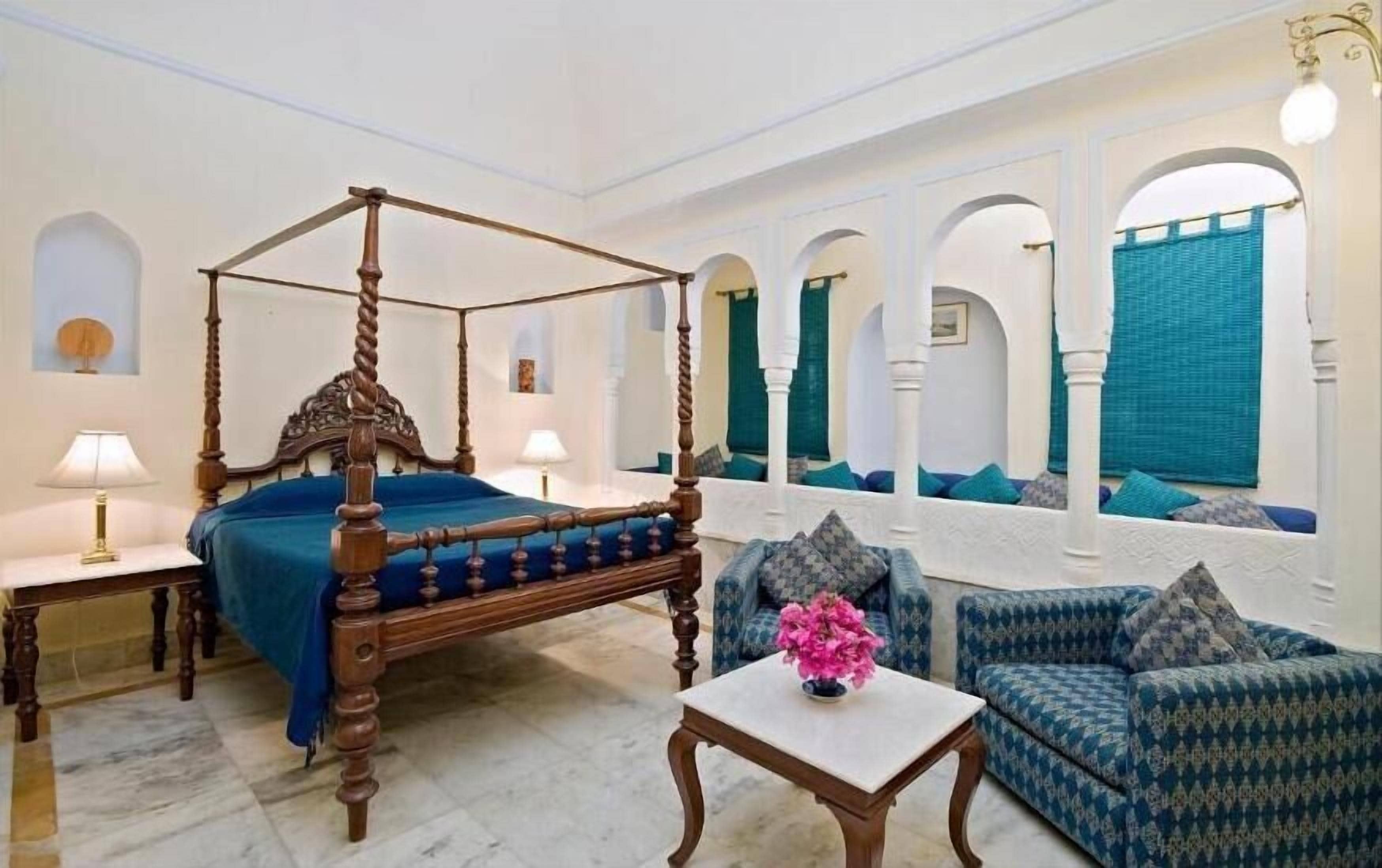 أغطية فراش متميزة وخزنة داخل الغرفة ومكتب وتجهيزات عازلة للصوت