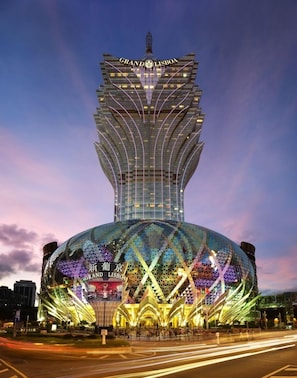 Un edificio moderno con un diseño llamativo y una gran cúpula.