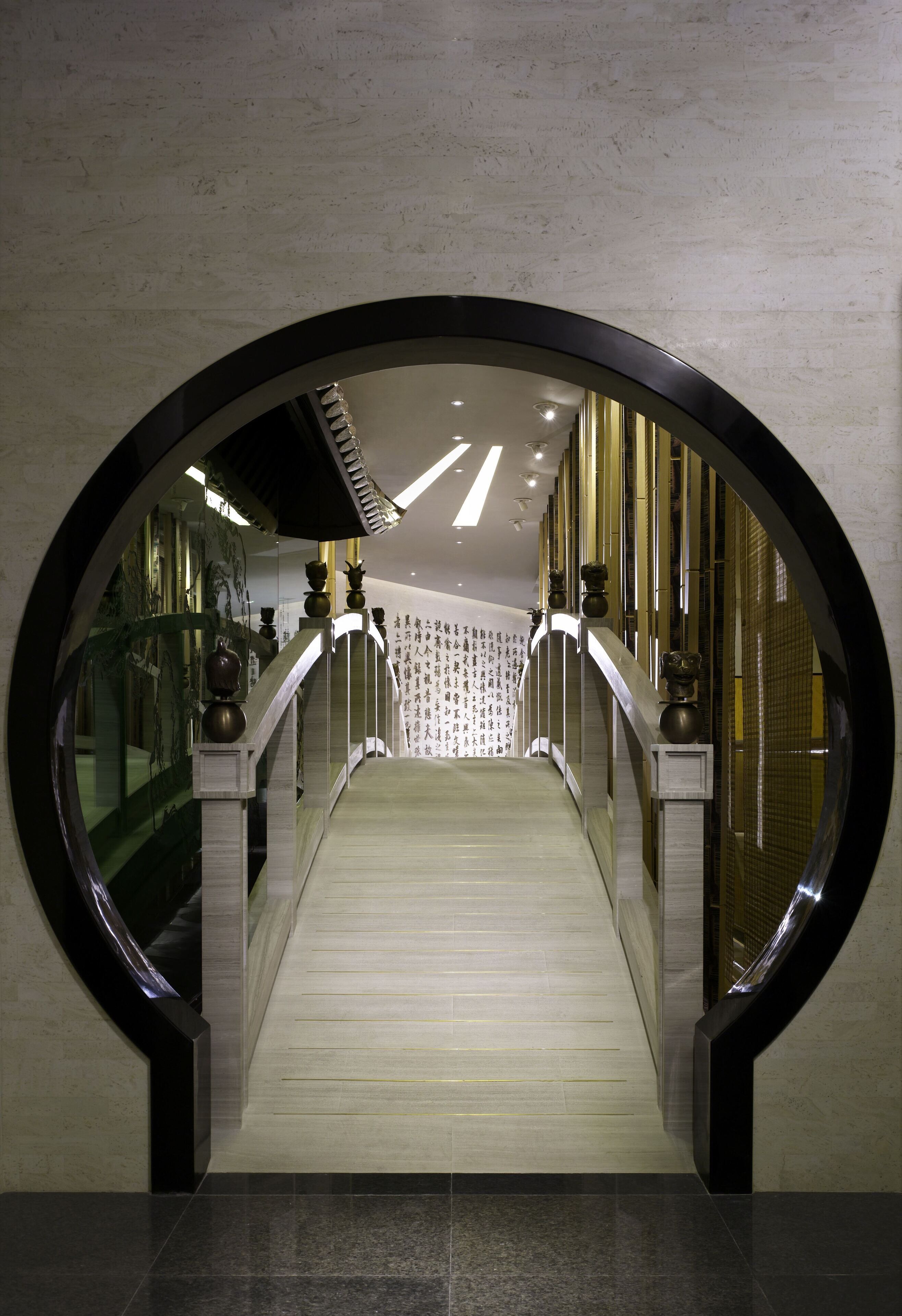 6 restaurantes, se sirven desayunos, comidas, cenas y cocina francesa