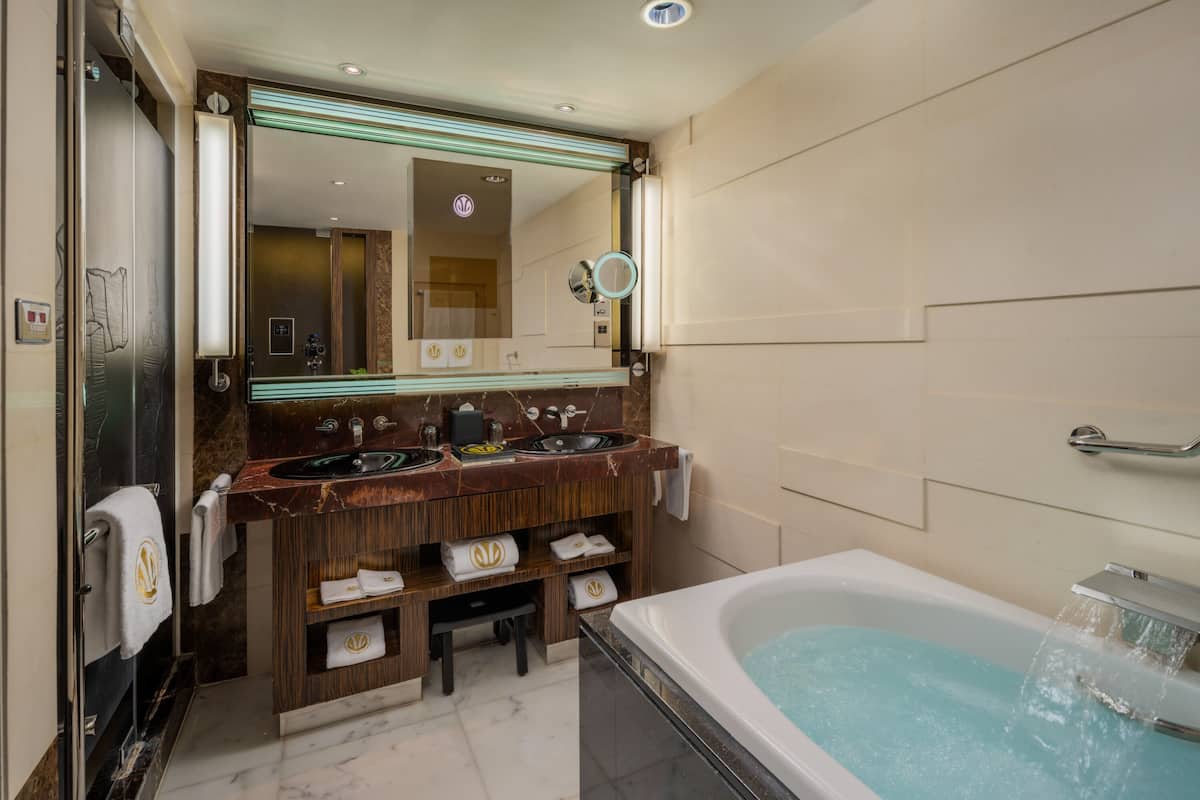 separate bathtub and shower, rainfall showerhead, free toiletries