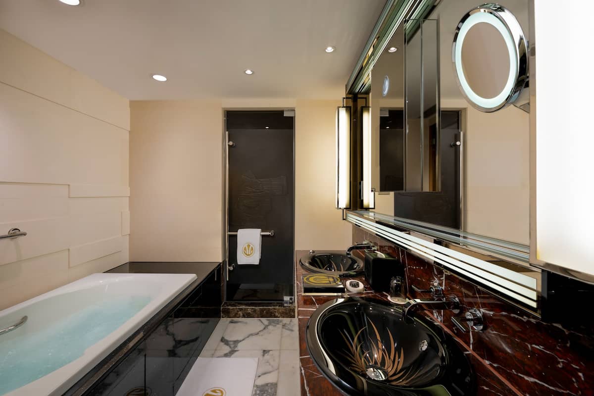 separate bathtub and shower, rainfall showerhead, free toiletries