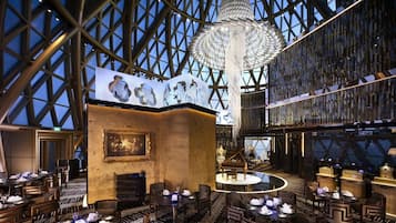 6 restaurants, serveren ontbijt, lunch, diner, Franse gerechten