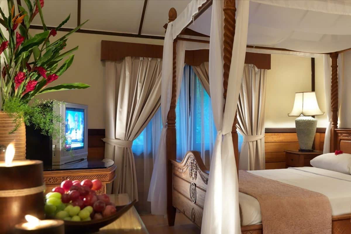 Minibar, in-room safe, desk, rollaway beds