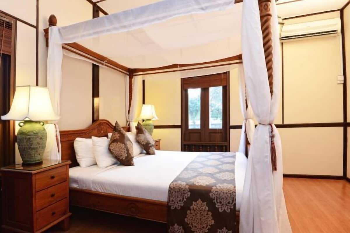 Minibar, in-room safe, desk, rollaway beds