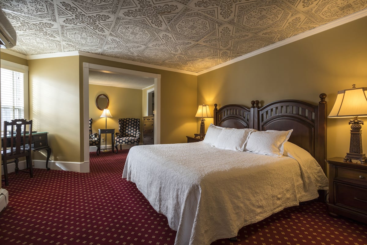 Primrose Queen | Iron/ironing board, WiFi (free), alarm clocks, bed sheets