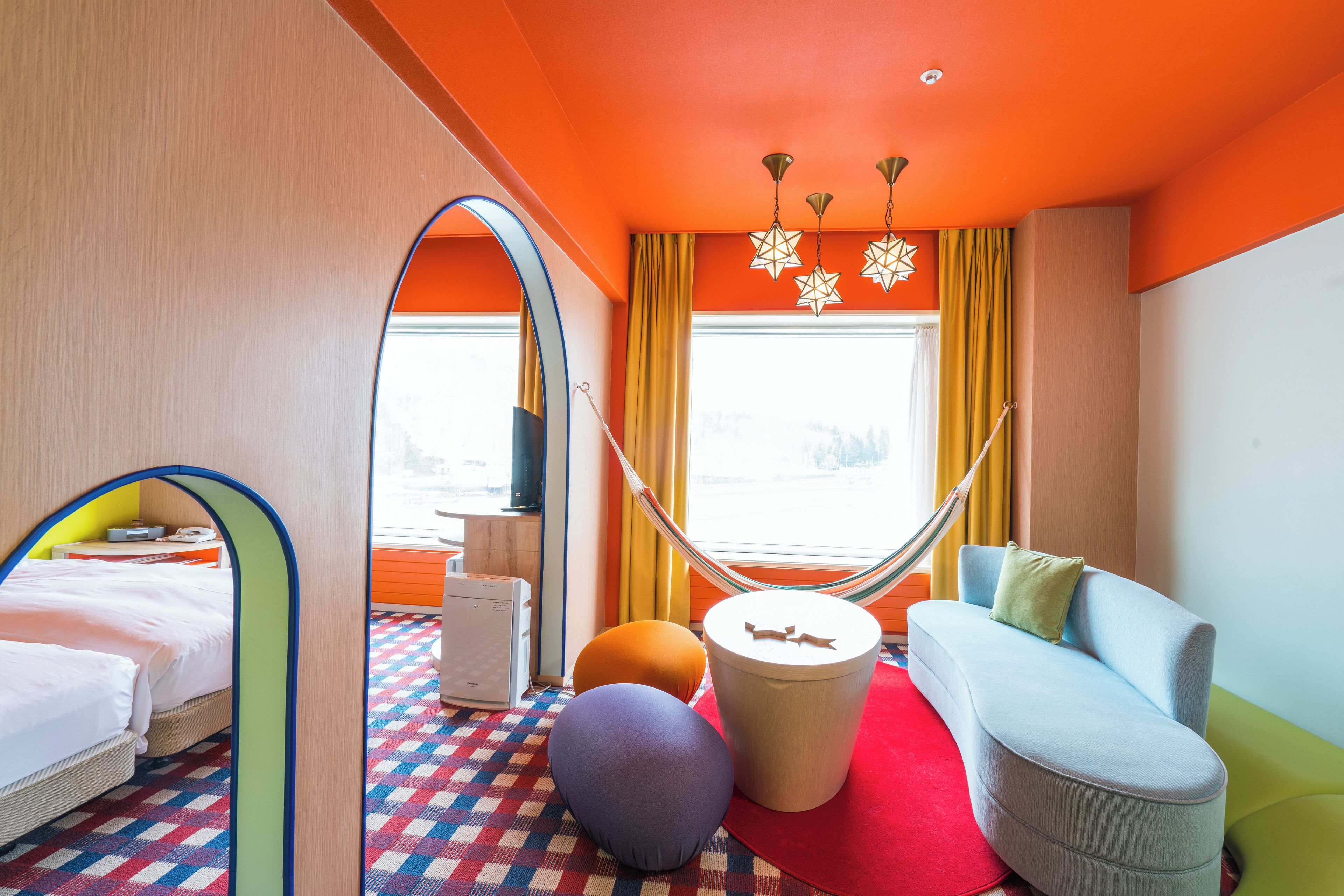 Family Room with River Side View - Wall - Non-Smoking Wing 6