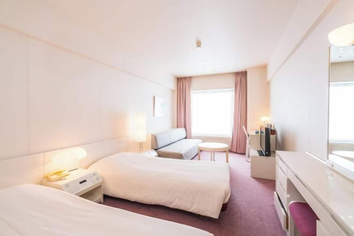 Premium bedding, in-room safe, blackout curtains, iron/ironing board