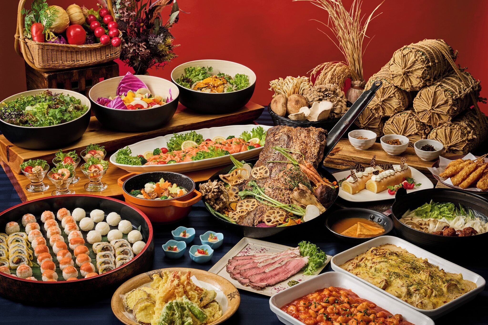 Variedad de platos y alimentos en una mesa, incluyendo sushi, ensaladas y carnes.