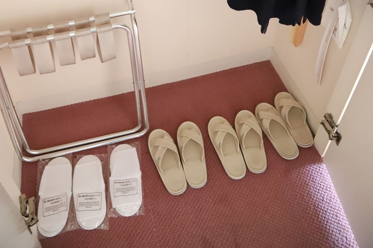 Sängtillbehör av högsta kvalitet och värdeförvaringsskåp på rummet